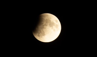 Eclipse lunar, un regalo dieciochero desde el cielo