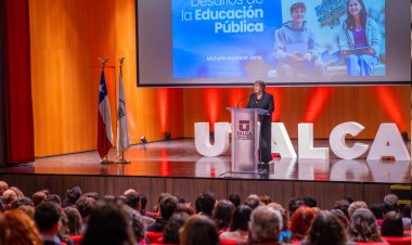 Michelle Bachelet destacó rol de las universidades en defensa de la democracia