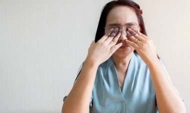 Frotarse los ojos: Oftalmóloga explica por qué es perjudicial para la visión