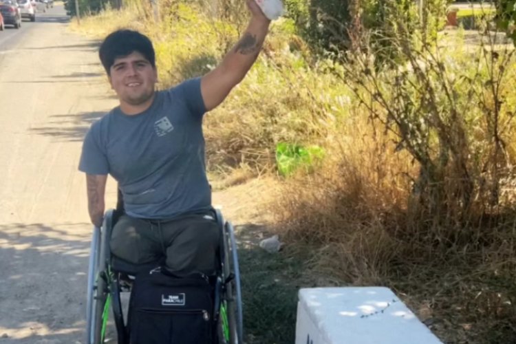 Nadador paralímpico vende agua para entrenar