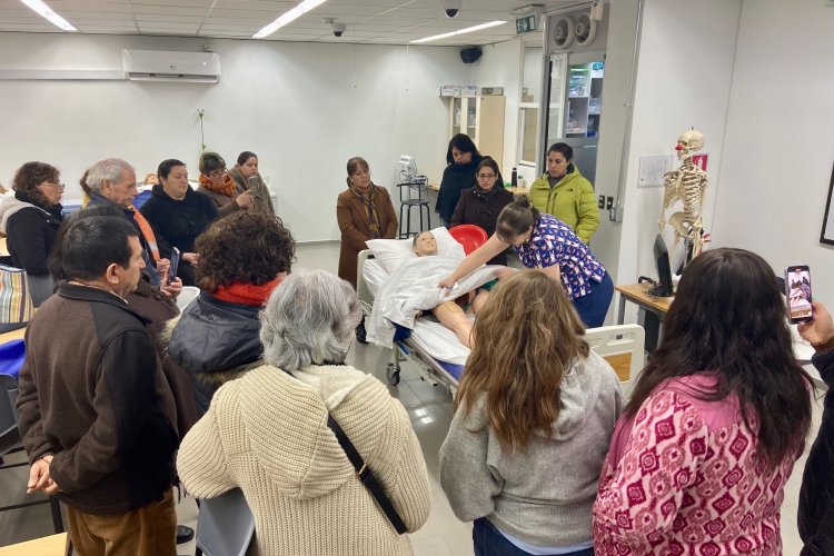 FOSIS y AIEP ofrecen 5 mil cupos para curso gratuito sobre cuidado de personas mayores
