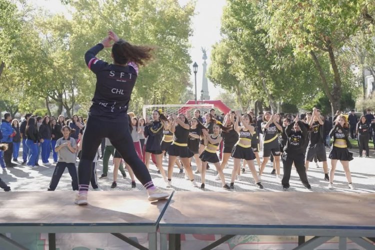 Municipalidad de Talca celebró el Día Mundial de la Actividad Física con más de 1.000 estudiantes en la Alameda