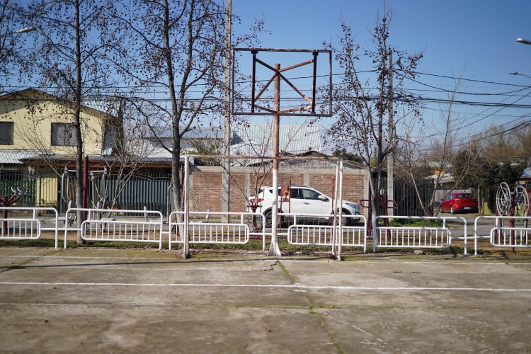 Bienes Nacionales Maule entrega terreno para renovar multicancha en emblemática población Emilio Gidi de Linares