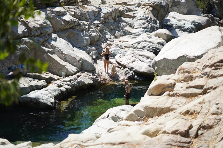 Oficial: no habrá cierre para acceder a las piscinas naturales del embalse Ancoa de Linares