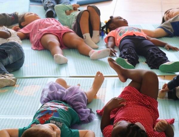 El yoga infantil marca la diferencia en el verano de los Jardines de Integra en la Región del Maule