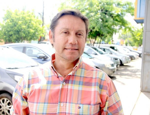 Gobernador regional descarta inacción en sumario a su prima que trabaja en el GORE por viajes al extranjero