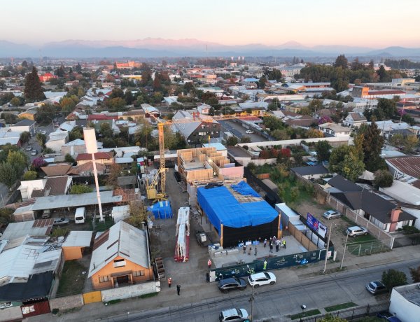 Linares: SEREMI del MINVU y delegado presidencial visitan obras de construcción de edificio de madera pionero en la Región del Maule