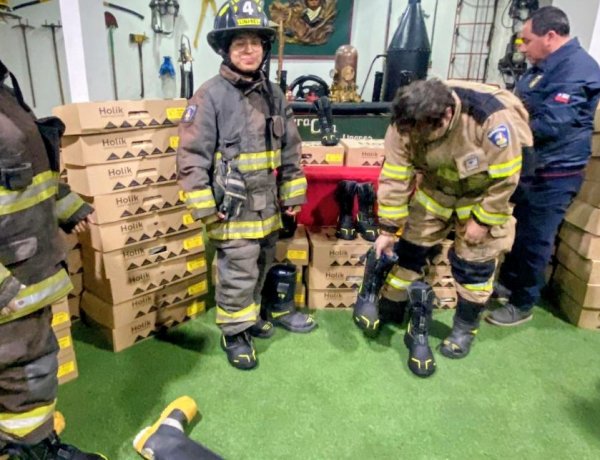 (VIDEO) Linares: Corporación Privada que administra sistema de parquímetros donó botas de alto estándar al Cuerpo de Bomberos