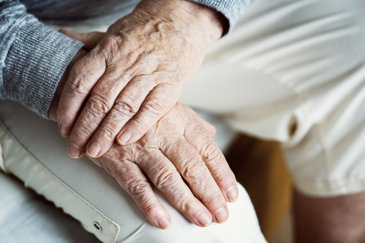 Abandono social de personas mayores: ¿Qué aspectos reconoce la nueva Ley?