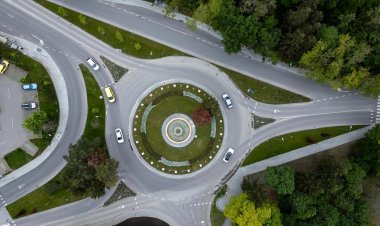 ¿Quién tiene la preferencia en la rotonda? La norma que muchos conductores aún desconocen
