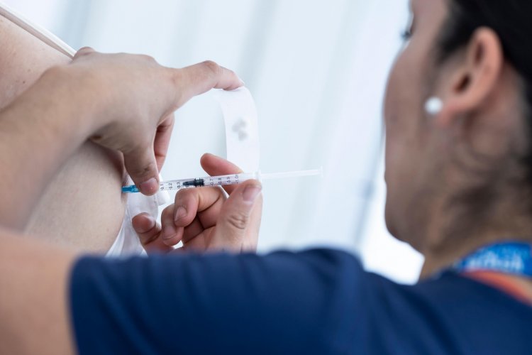 Atenciones respiratorias alcanzan su nivel más alto del año: especialistas explican por qué aún es tiempo de vacunarse