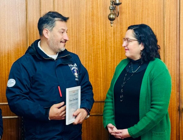 Municipio de Talca reconoció a bombero talquino que participó en labores de rescate tras el terremoto en Venezuela