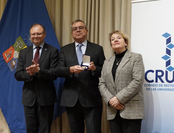 Exrector UTalca es distinguido por su trayectoria en la educación superior chilena