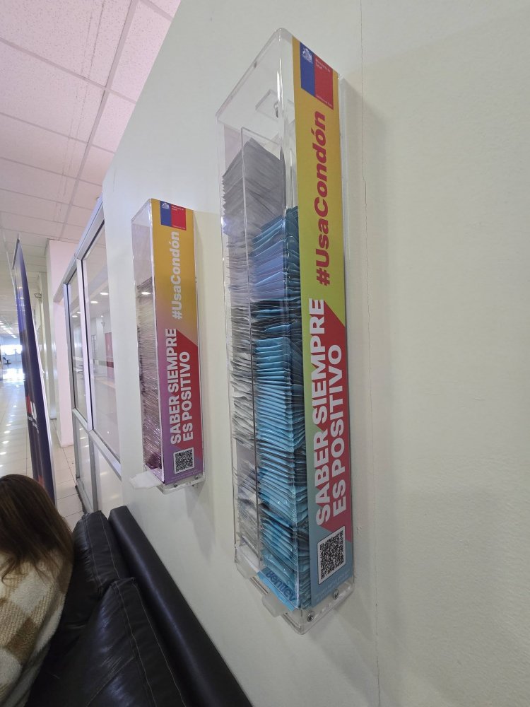 SernamEG Maule instala dispensadores preventivos de preservativos para comunidad estudiantil
