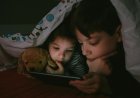 ¿Tus hijos usan el celular antes de dormir? Esto es lo que le puede estar pasando a su crecimiento