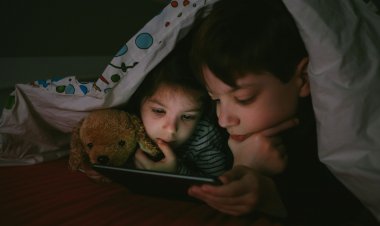 ¿Tus hijos usan el celular antes de dormir? Esto es lo que le puede estar pasando a su crecimiento