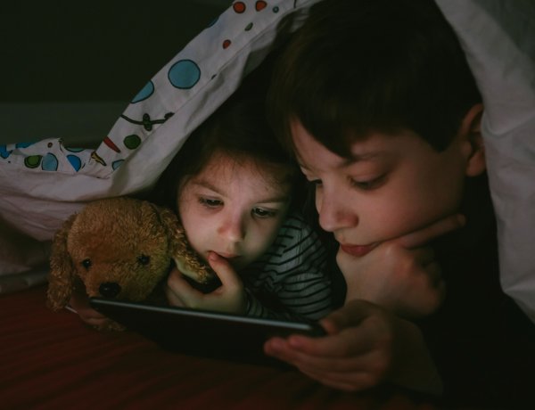 ¿Tus hijos usan el celular antes de dormir? Esto es lo que le puede estar pasando a su crecimiento