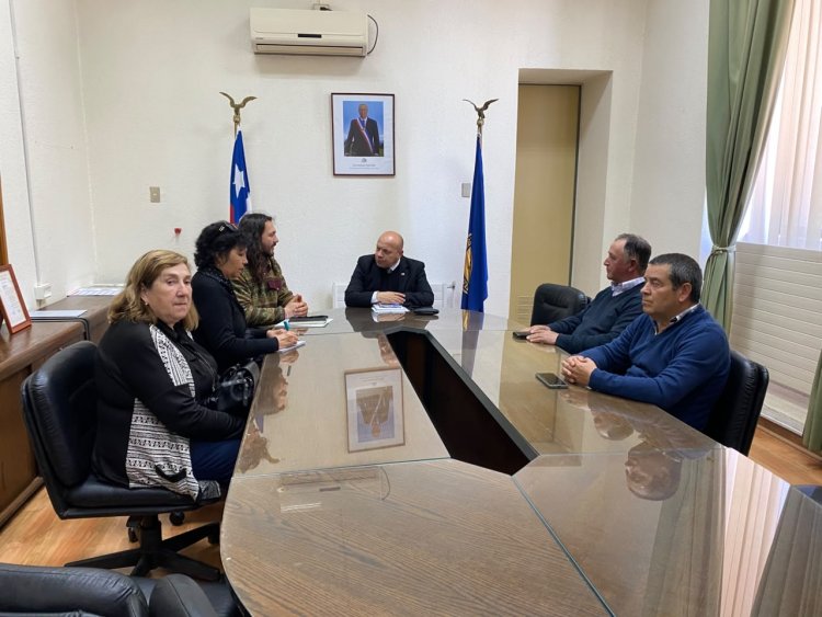 La Mesa No al Relleno Sanitario y las juntas de vecinos de Gúmera, La Faja y Rosa Olea se reúnen junto al delegado provincial de Linares para exponer la defensa del territorio ante el proyecto de relleno sanitario Piedra Larga
