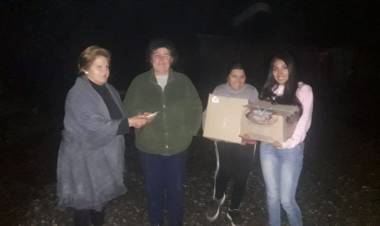 Vecinas de Vara Gruesa entregan aportes a familia de joven desaparecido