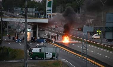 PDI detiene a dos personas por incendio del peaje lateral de Linares en el marco de las movilizaciones sociales