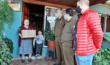 Carabineros entrega cajas solidarias a vecinos de Linares