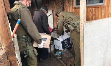 Carabineros entregan cajas solidarias en sector Huerta de Maule y ropa en hogar de niñas en Linares
