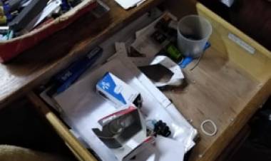 Delincuentes roban y provocan graves daños en oficina contable de calle Manuel Rodríguez con Max Jara