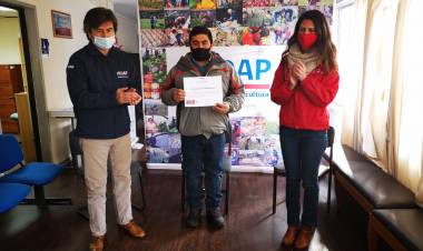 Entregan indemnizaciones a arandaneros de Parral, Retiro y Longaví afectados por las heladas en el Maule