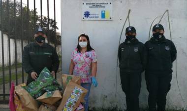 Funcionarios del Centro Cumplimiento Penitenciario de Linares donaron  regalos a la Residencia Familiar “San Benito”