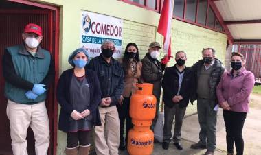 Cámara de Comercio obsequia recargas de gas a organizaciones sociales y centros comunitarios de Linares