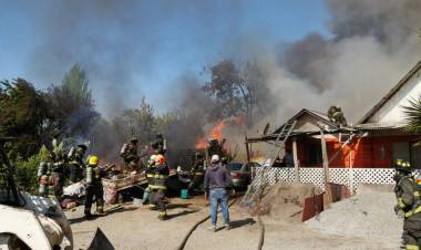 Ocho damnificados deja incendio en sector oriente de Linares