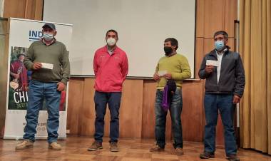 Entregan recursos a productores de trigo para compra de semillas