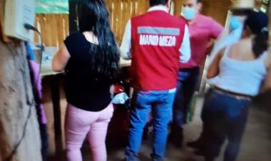 Revuelo por fotografías que muestran a Mario Meza y John Sancho en “fiesta clandestina” que terminó con tres detenidos en la localidad de San Víctor Álamos