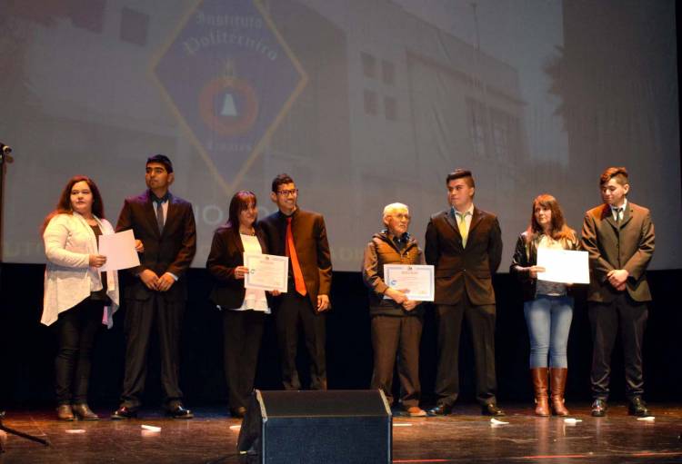 Linares cuenta con 100 nuevos técnicos profesionales del Instituto Politécnico