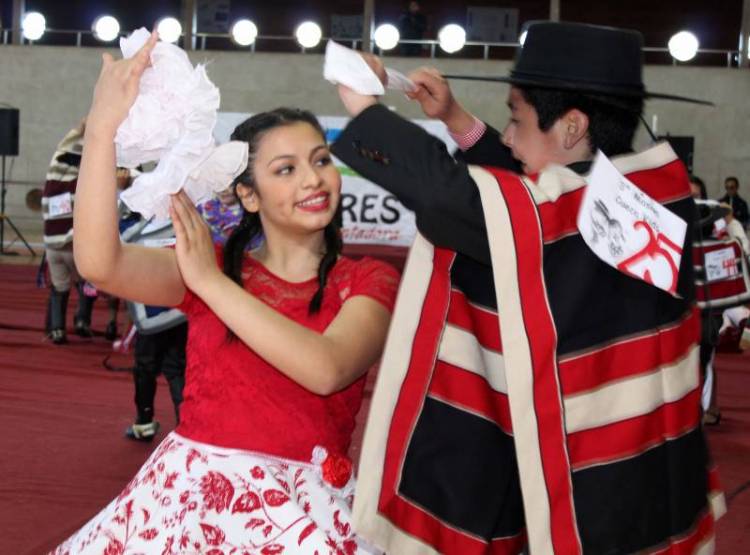 Bailar cueca y cumbia ayudan a frenar  subida de peso en Fiestas Patrias