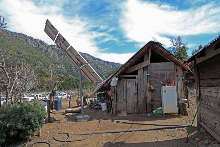 Vecinos de la zona de “Melado” cuentan con nuevos paneles solares