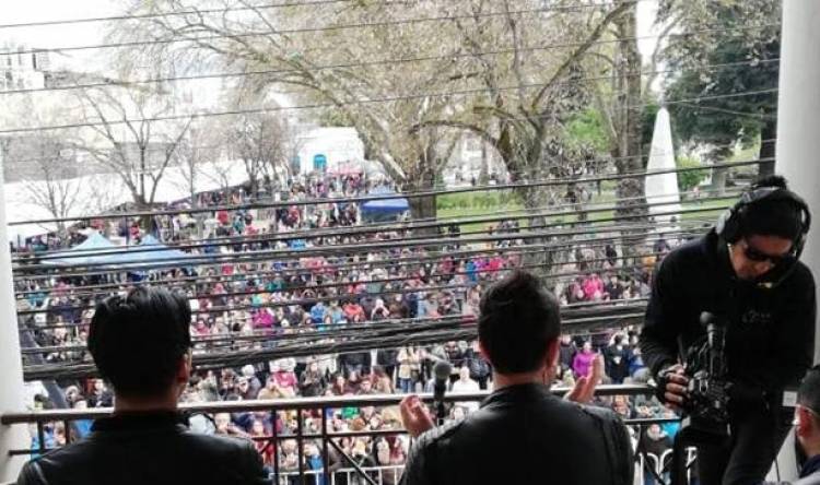 La grave contaminación que provoca el cableado eléctrico y telefónico en el centro de Linares  