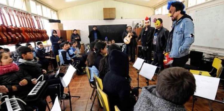Niños y niñas  participaron en el Programa de Apreciación de la Música Nacional junto a la banda linarense "Kimeros"