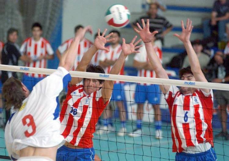 Fútbol y vóleibol animan el fin de semana en Linares
