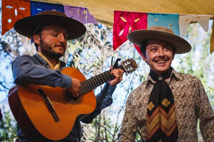 “Los Dos Maulinos” se presentan hoy en el Teatro de Linares