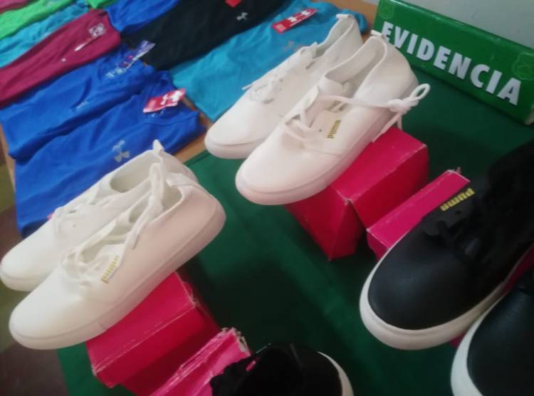 Carabineros detiene a mujer por venta de zapatillas y poleras falsificadas