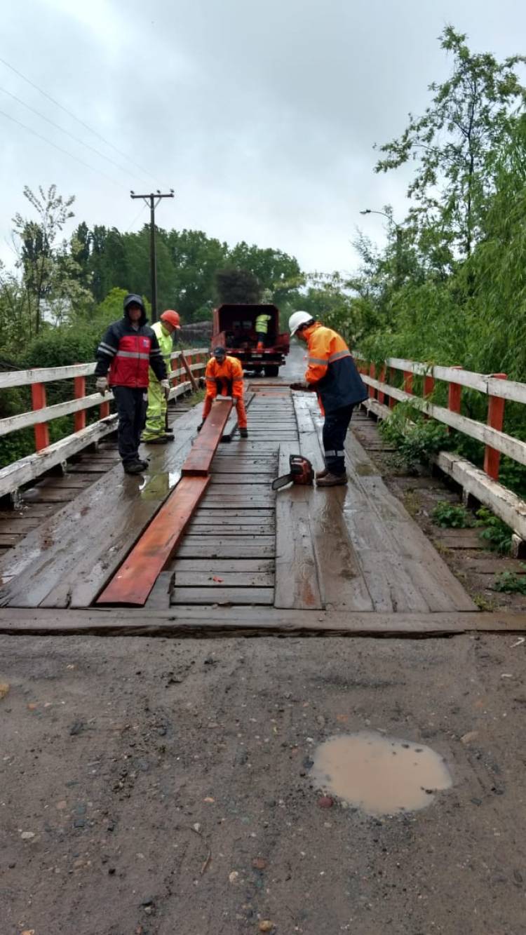 Municipio de Longaví y Vialidad reparan puente "La Quiriquina"