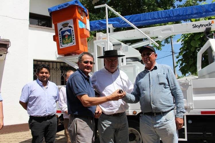 Camión hidroelevador para la comuna de Longaví 