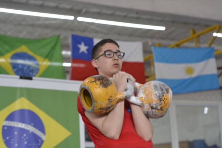  Longaviano logra tres medallas de oro en “Sudamericano de Pesas Rusas”