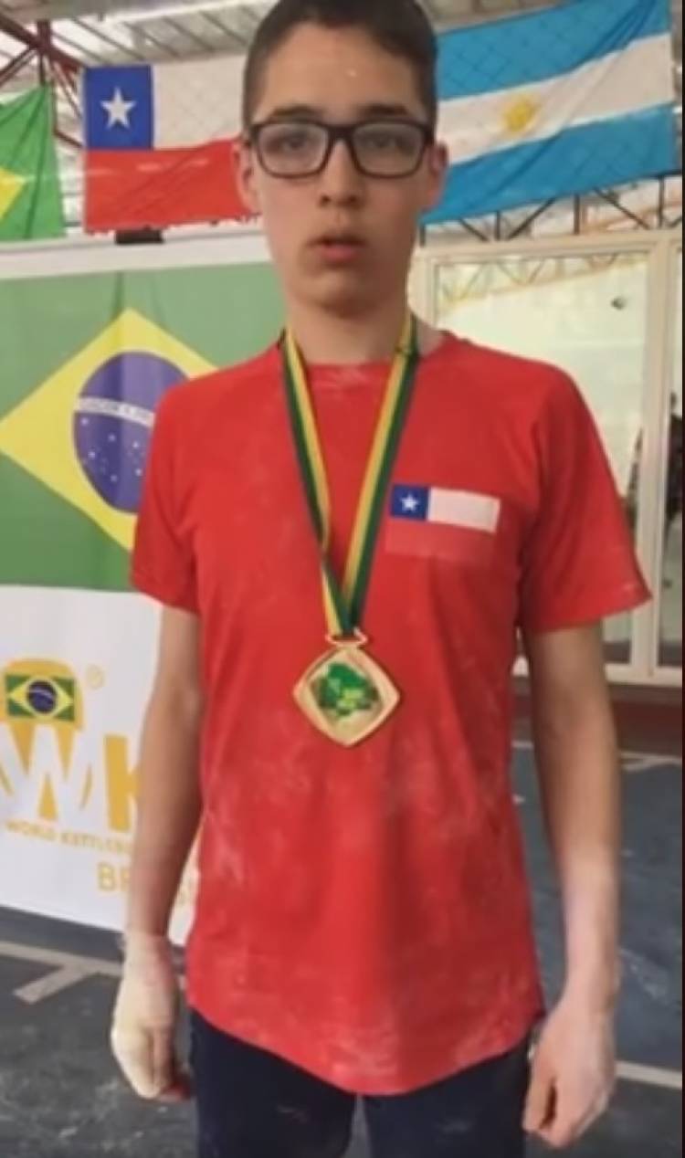  Longaviano logra tres medallas de oro en “Sudamericano de Pesas Rusas”