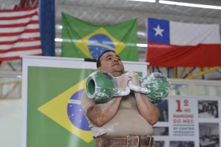  Longaviano logra tres medallas de oro en “Sudamericano de Pesas Rusas”