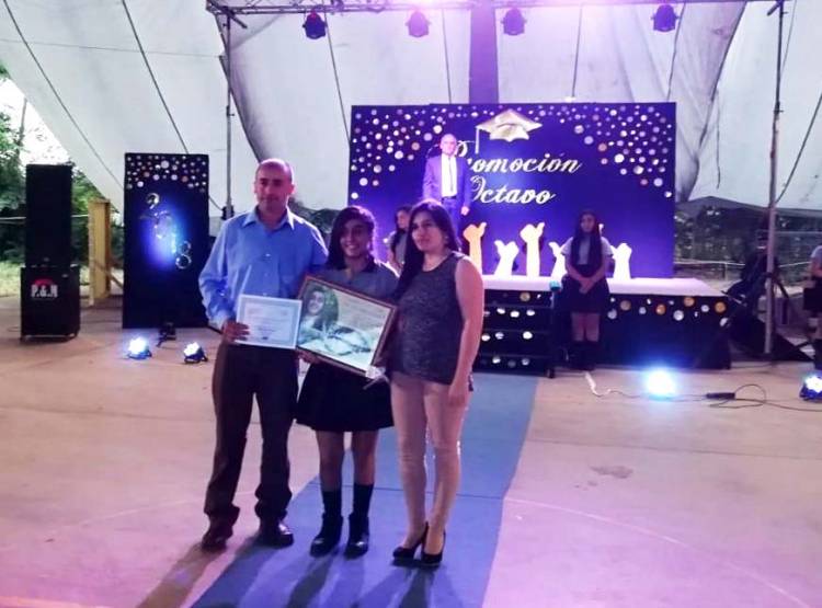 Escuela “San Víctor Álamos” cierra año escolar con premiación y licenciatura