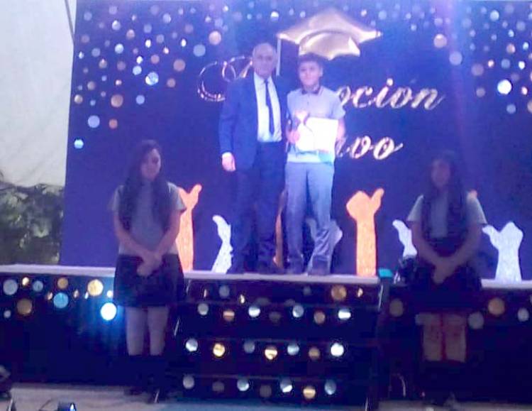 Escuela “San Víctor Álamos” cierra año escolar con premiación y licenciatura