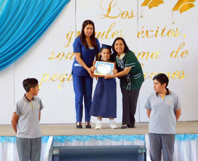 Escuela “San Víctor Álamos” cierra año escolar con premiación y licenciatura