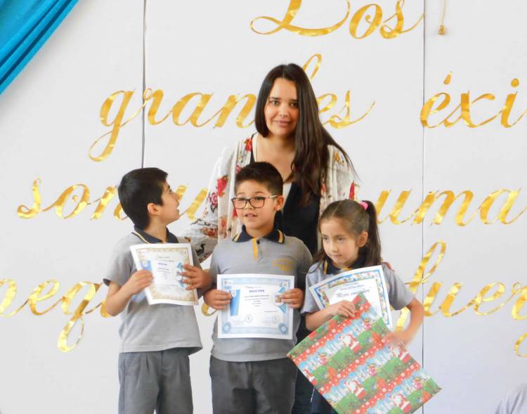 Escuela “San Víctor Álamos” cierra año escolar con premiación y licenciatura